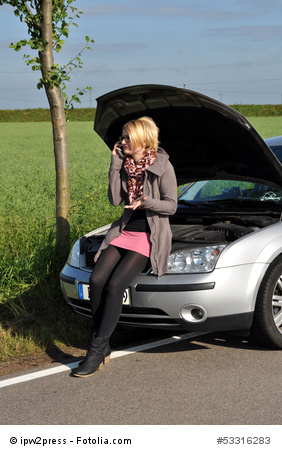 Hübsche Frau hat Autopanne