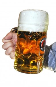 Achtung: Mikroplastikfasern in Bier und Mineralwasser entdeckt