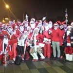 Zum Flashmob verabredet: Jede Menge Weihnachtsmänner auf dem Wiesbadener Sternschnuppenmarkt